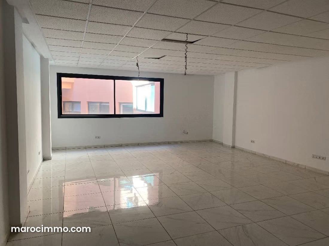 Local commercial à louer à Route Casablanca. Superficie 56 m², photo 2 sur 3