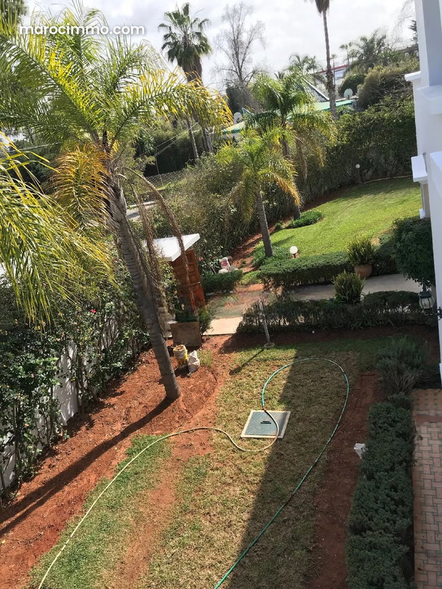 Maison de luxe à vendre à Souissi. Superficie 400 m². Antenne parabolique et Porte blindée. — 2