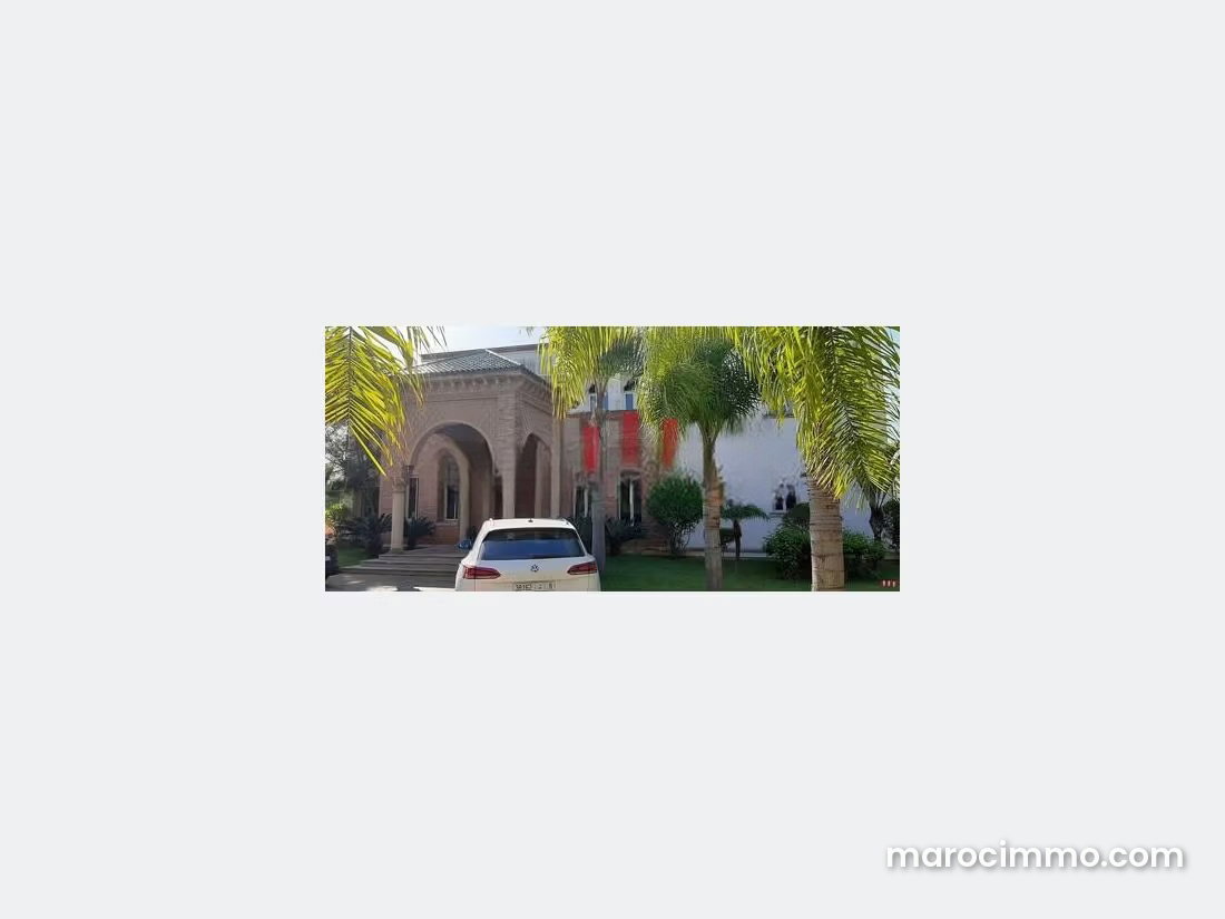 فيلا فاخرة بحوض سباحة في قلب كاليفورنيا الدار البيضاء — الدار البيضاء