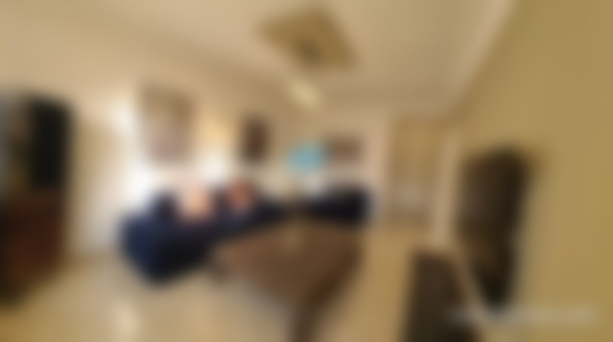 شقة مفروشة مع شرفة تطل على نسيم البحر في حي دي لا بلاج طنجة