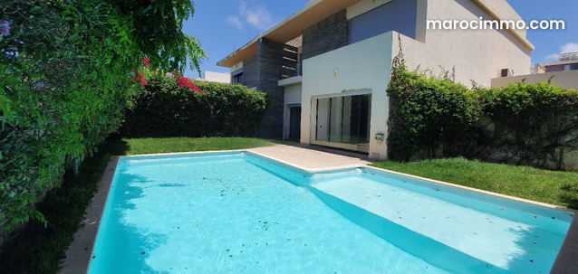 Magnifique villa à louer à Ain Diab Extension. 4 chambres agréables. Piscine et jardin — Casablanca