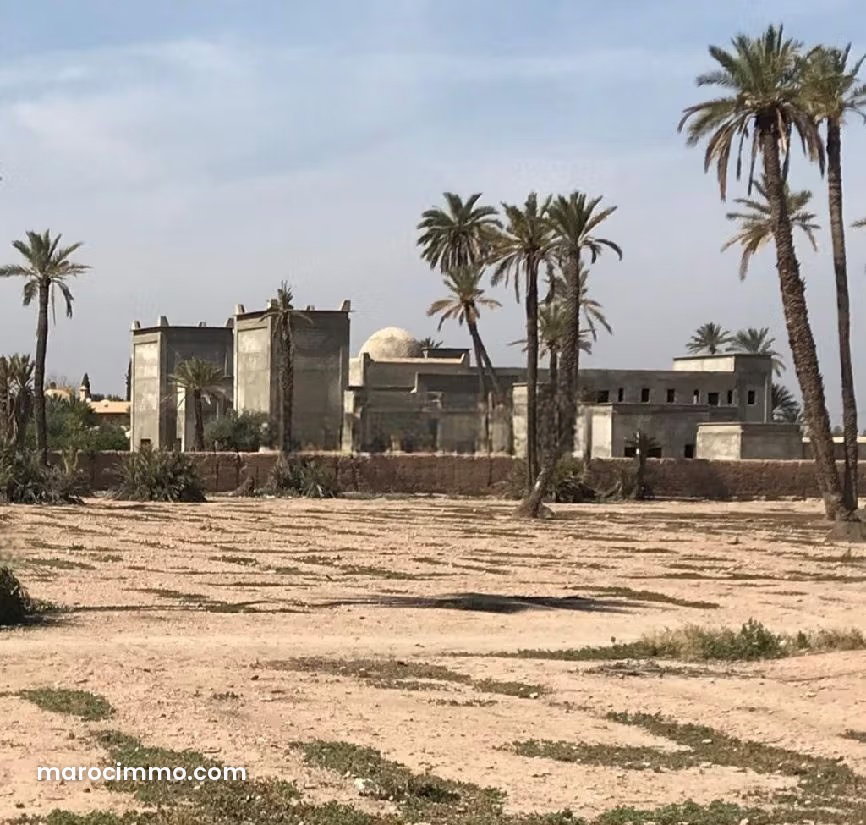 Terrain de 1,5 ha avec villa en cours, palmeraie de Marrakech — Marrakech