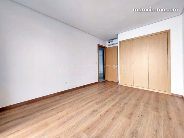 Location Très bel appartement rez de jardin 100m2 Bouskoura — 4