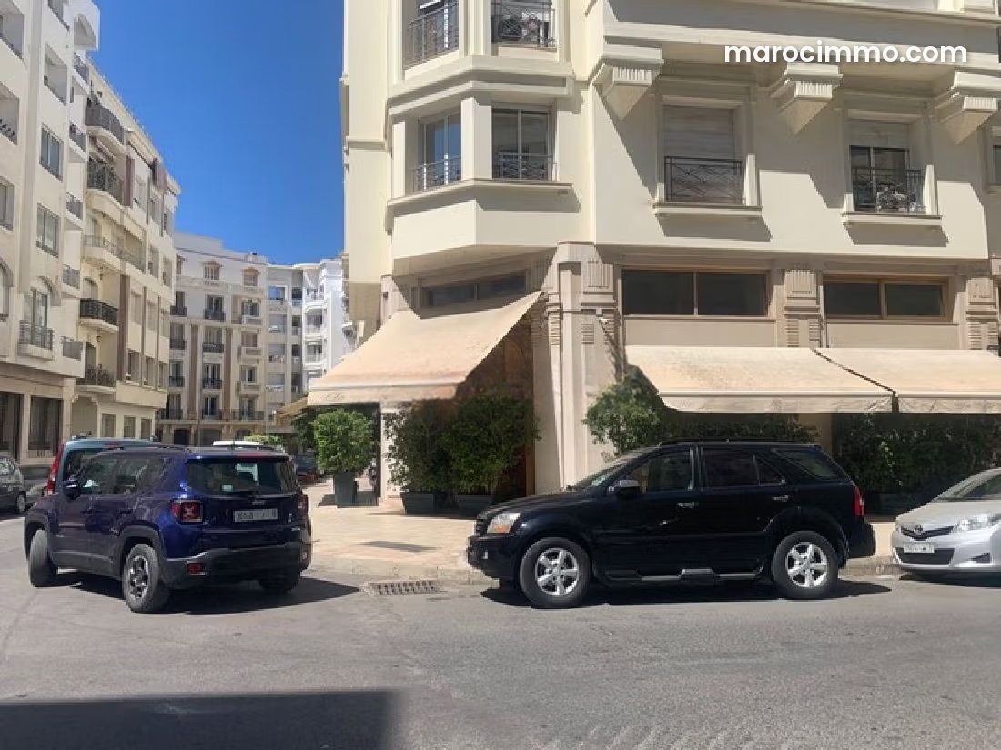 مطعم جاهز للاستثمار بواجهة زاوية في المعاريف الدار البيضاء — الدار البيضاء