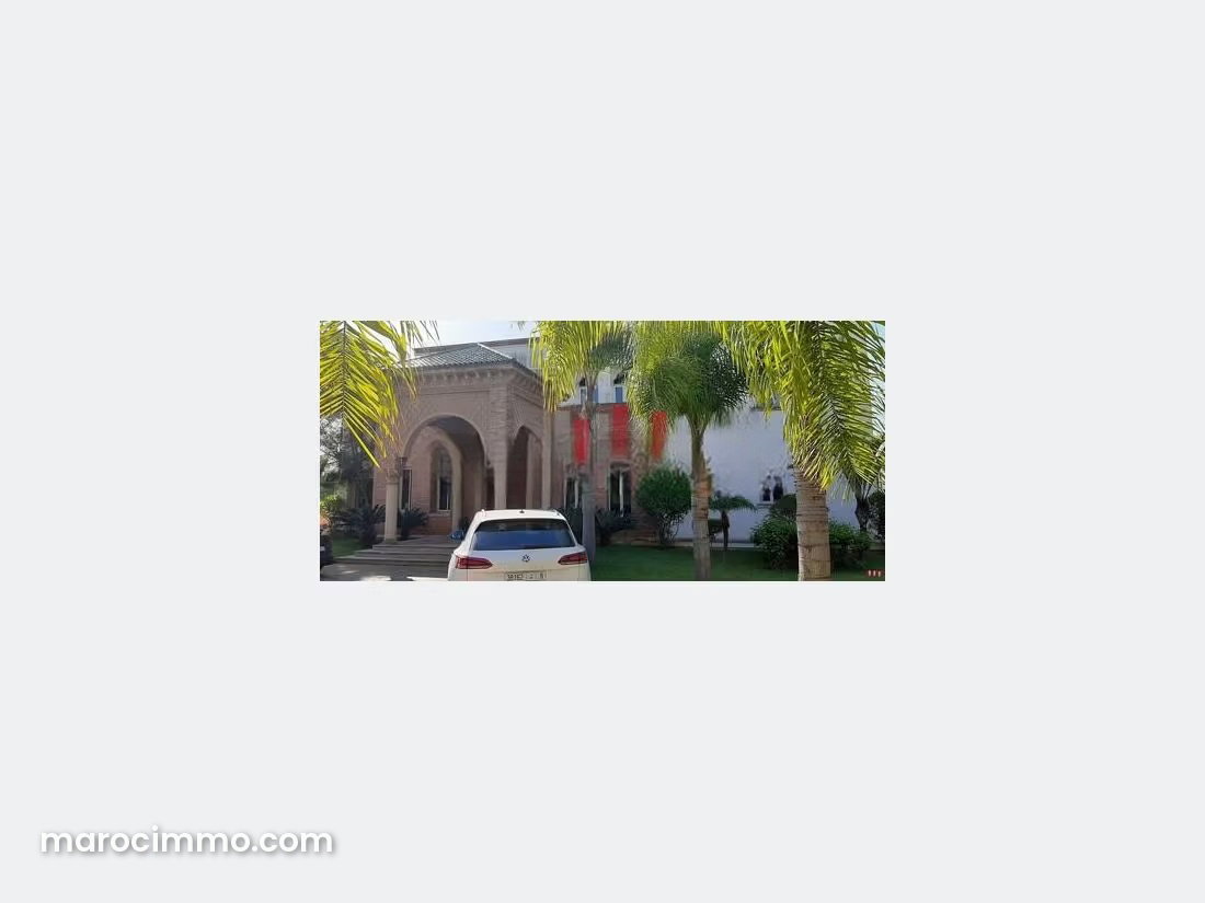 فيلا فسيحة بمسبح وحديقة في حي كاليفورنيا الدار البيضاء — الدار البيضاء