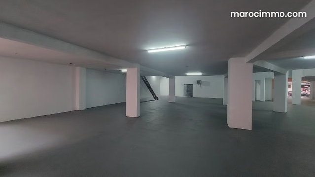 Local commercial 977 m² triangle d'or Max Mara — 3