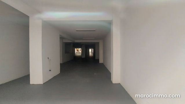 Local commercial 977 m² triangle d'or Max Mara — 4
