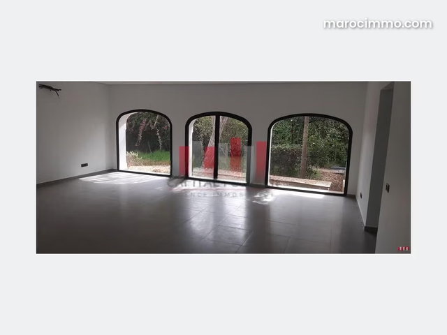 Villa a usage professionnel ou commercial 900 m de surface exploitable a la location en plein bld Kennedy — 2