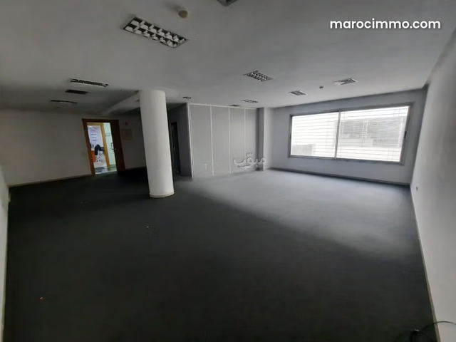 Bureau de 77 m2 à l'achat sur Abdelmoumen l. Immeuble professionnel Conciergerie à disposition, système de climatisation — Casablanca