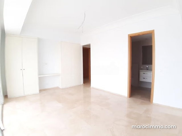 Louez cet appartement à Casablanca Finance City. 3 chambres agréables. Porte blindée et système de double vitrage — 4