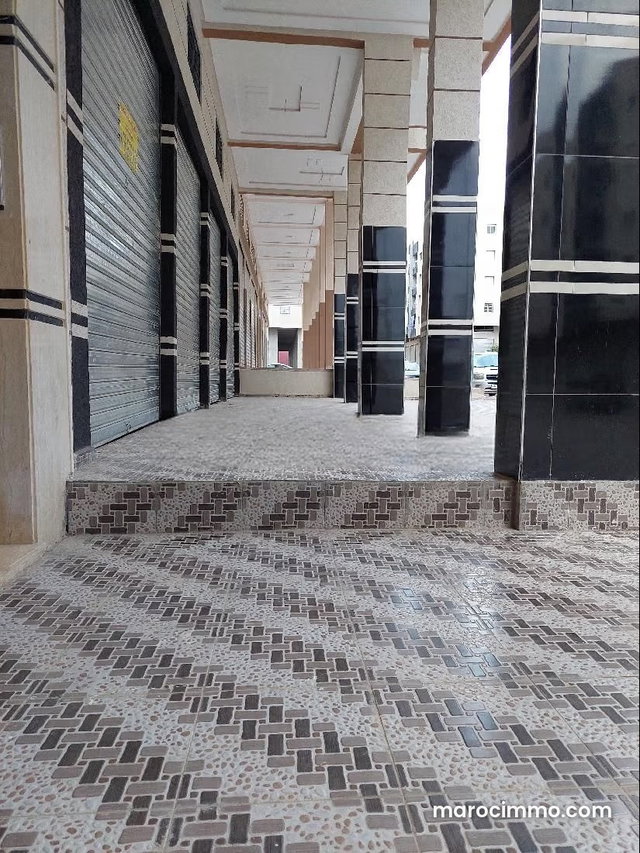 Magasin commercial avec sous sol cave — 2