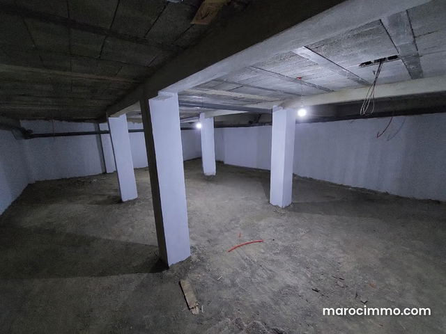 Magasin commercial avec sous sol cave — مكناس