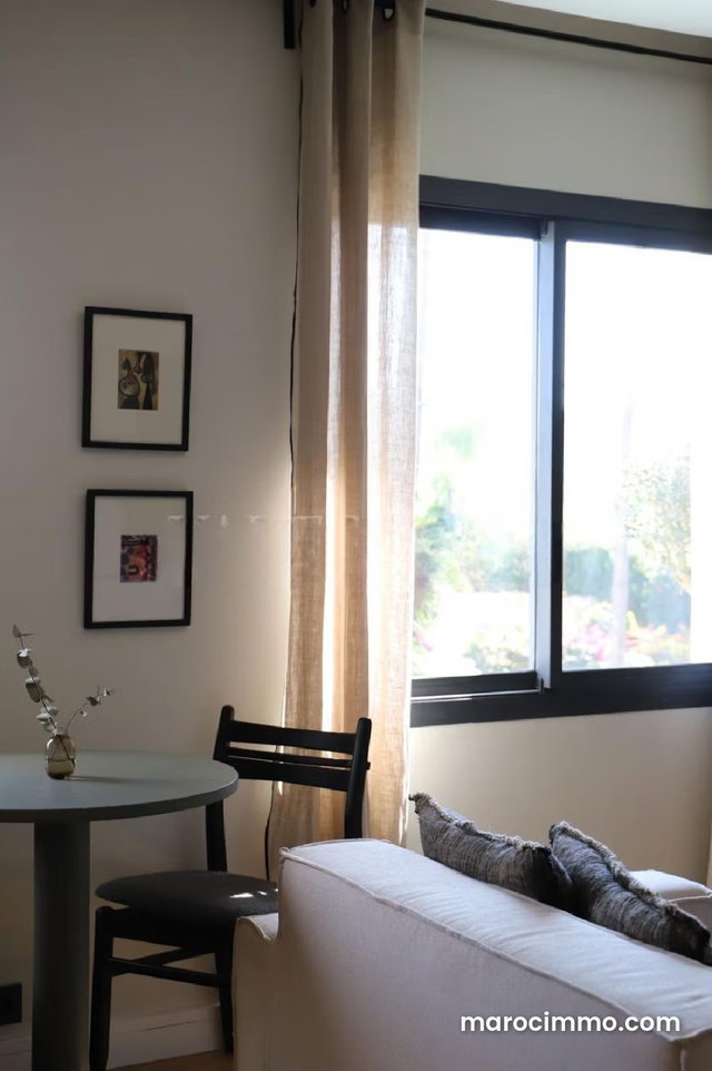 Location sublime studio meublé et équipé avec terrasse Ain Diab, Casablanca — 4