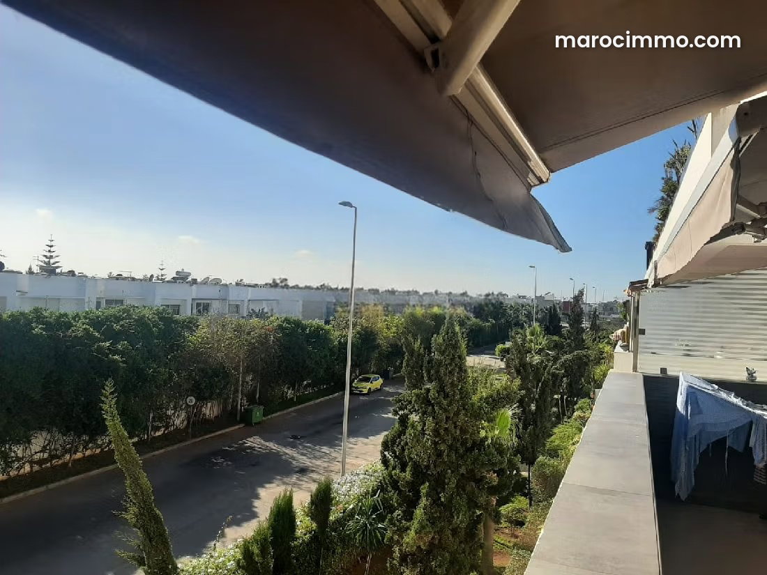 شقة رحبة بشرفة طولية في قلب دار بوعزة — دار بوعزة