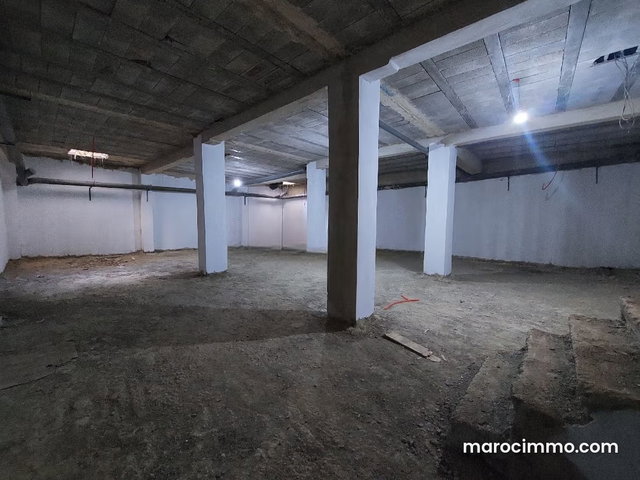 Magasin commercial avec cave — 2