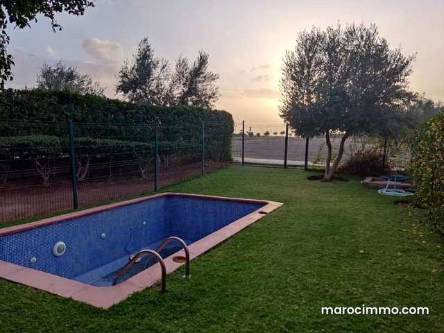 Petite villa meublée Front Golf piscine — 2