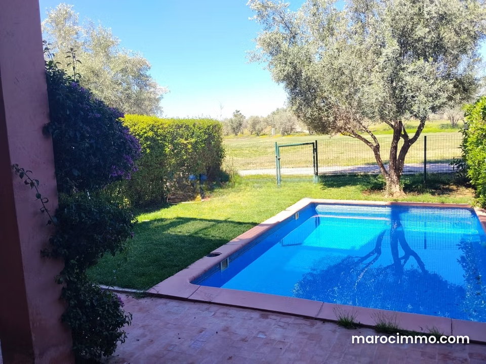Petite villa meublée Front Golf piscine