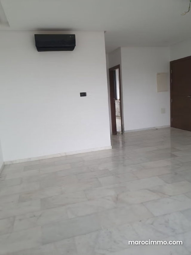Joli appartement vide à louer à CFC — 2