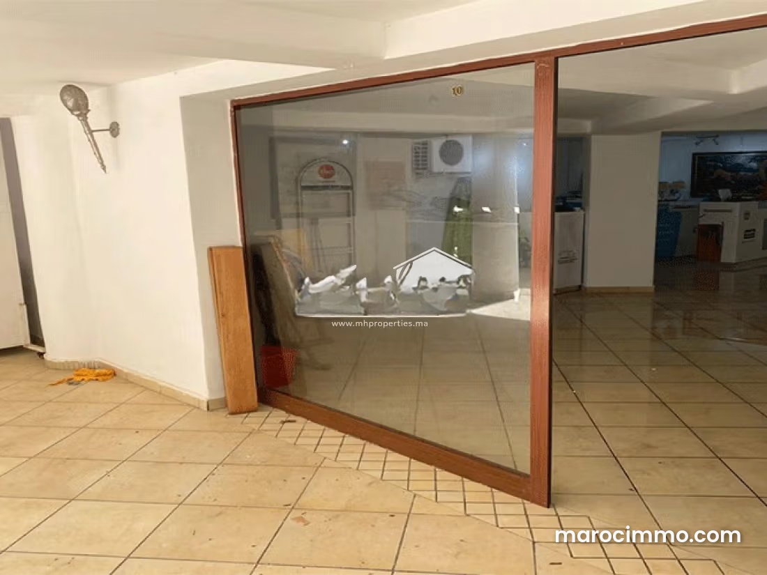 Local commercial 90 m², axe passant, cœur de Mdiq — Mdiq