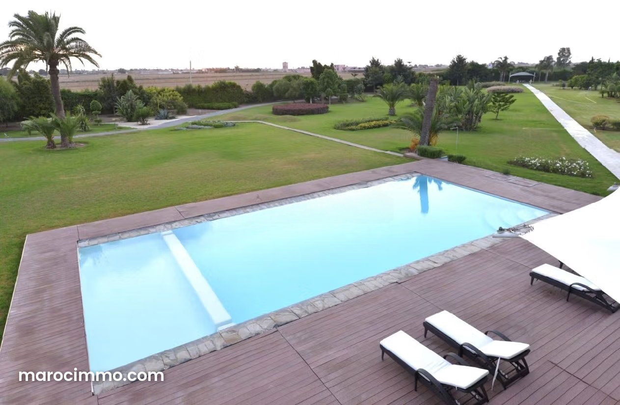 Villa 18 465 m² avec piscine et vue montagne à Dar Bouazza — Dar Bouazza