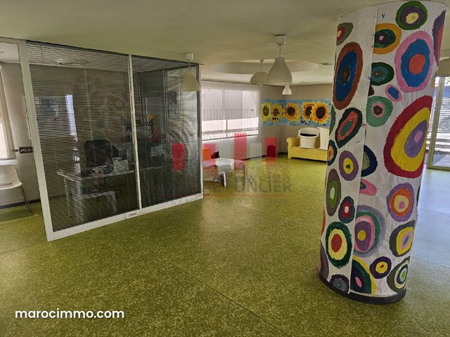 Exclusivité Ecole autorisée en plein quartier franceville de 2.280 m de surface exploitable sur 5 niveaux a la vente conforme aux normes ERP — 2