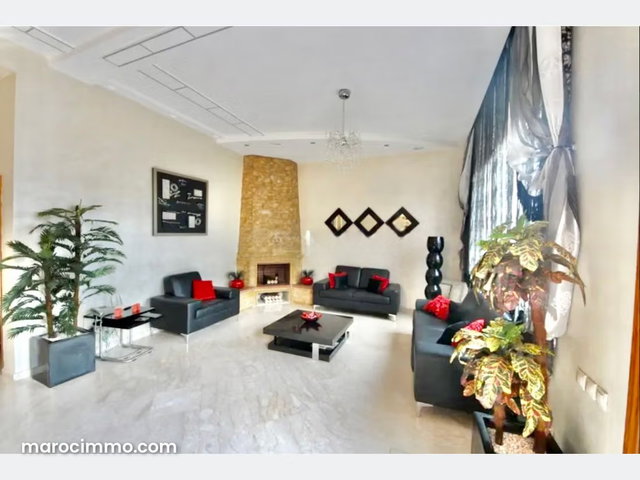 Villa à Vendre de 300.0 m² à Casablanca, Laymoune — 2