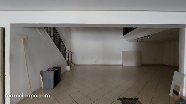 Local de 250 m² large vitrine en face CFC — 5