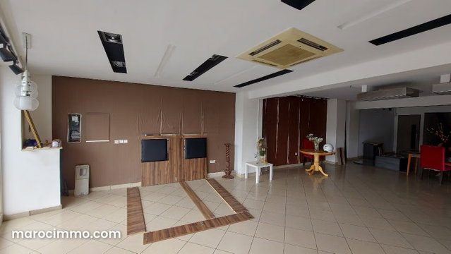 Local de 250 m² large vitrine en face CFC — 2
