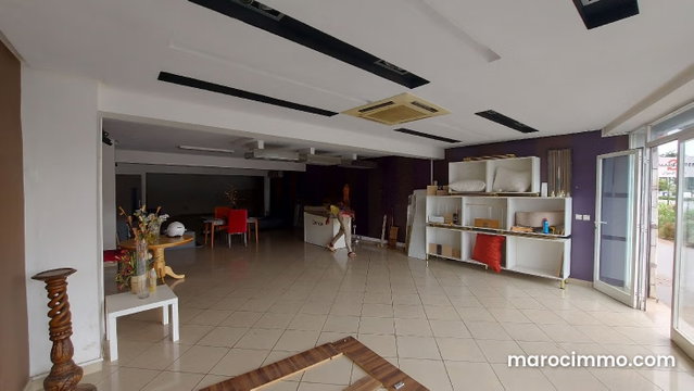 Local de 250 m² large vitrine en face CFC — 3