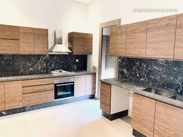 Luxurious Villa for Sale in Route Amizmiz. 5 Comfortable Rooms. Residence with Concierge, General Air Conditioning — 5