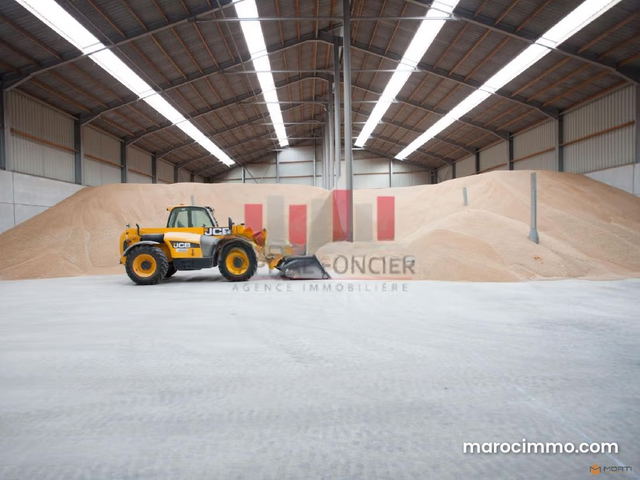Hangar industriel de 700 m2 exclusivement pour du stockage a la location a ain sebaa — Casablanca