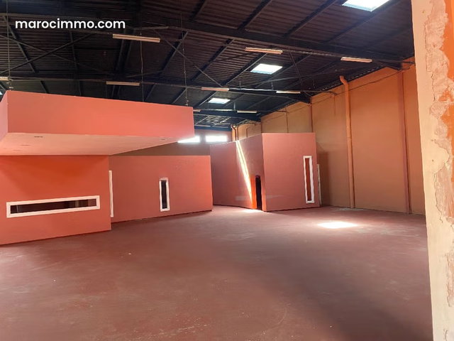 Local commercial en location à Zone Industrielle Sidi Ghanem. Superficie 600 m². Porte blindée, sécurité — 3