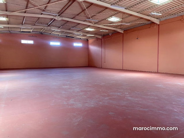 Local commercial en location à Zone Industrielle Sidi Ghanem. Superficie 600 m². Porte blindée, sécurité — 2