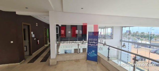 Showroom 375 m 200 m bureaux visibilité extrême en plein quartier ain sebaa a la location — 3