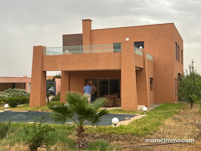 Magnifique villa à vendre à Route de l'Ourika. Superficie 10000 m². Salon Marocain et antenne parabolique — 2
