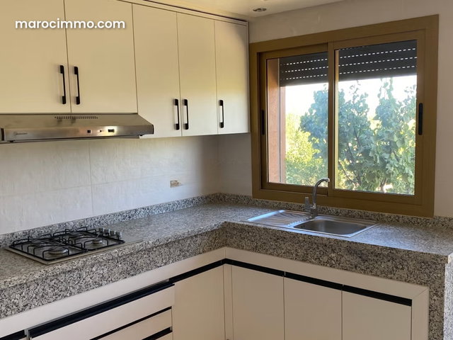Magnifique villa à vendre à Route de l'Ourika. Superficie 10000 m². Salon Marocain et antenne parabolique — 4