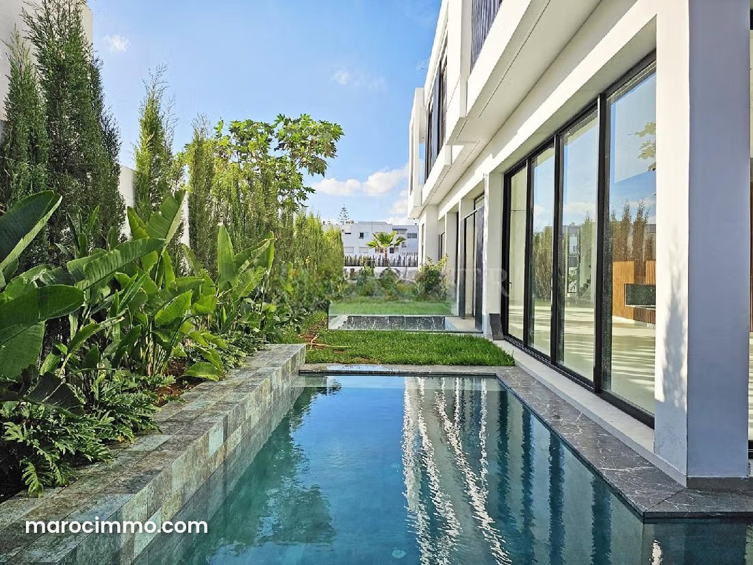 487 sqm Villa with Pool and Garden, Aïn Diab, Casablanca — Casablanca