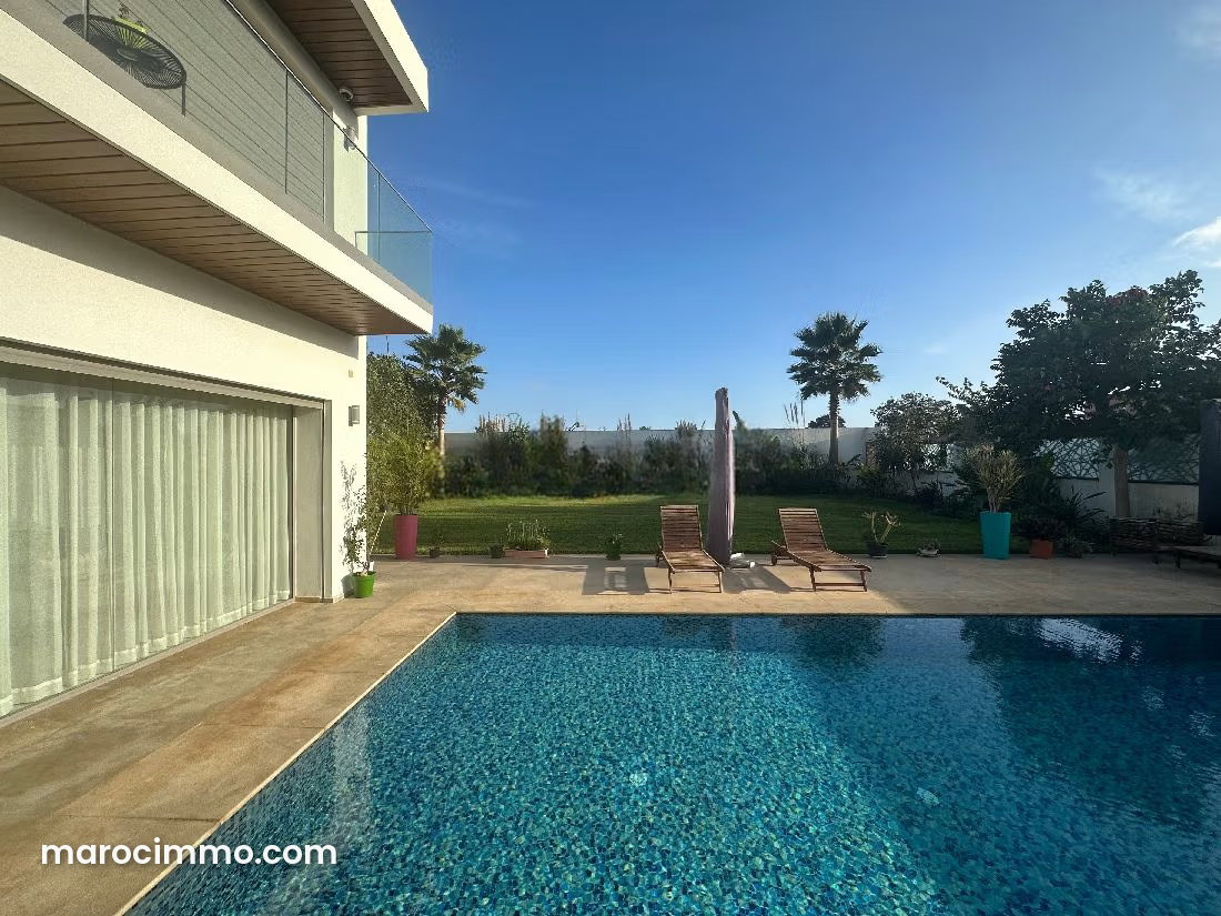 Villa 800 m² avec piscine et jardin à El Menzeh — El Menzeh