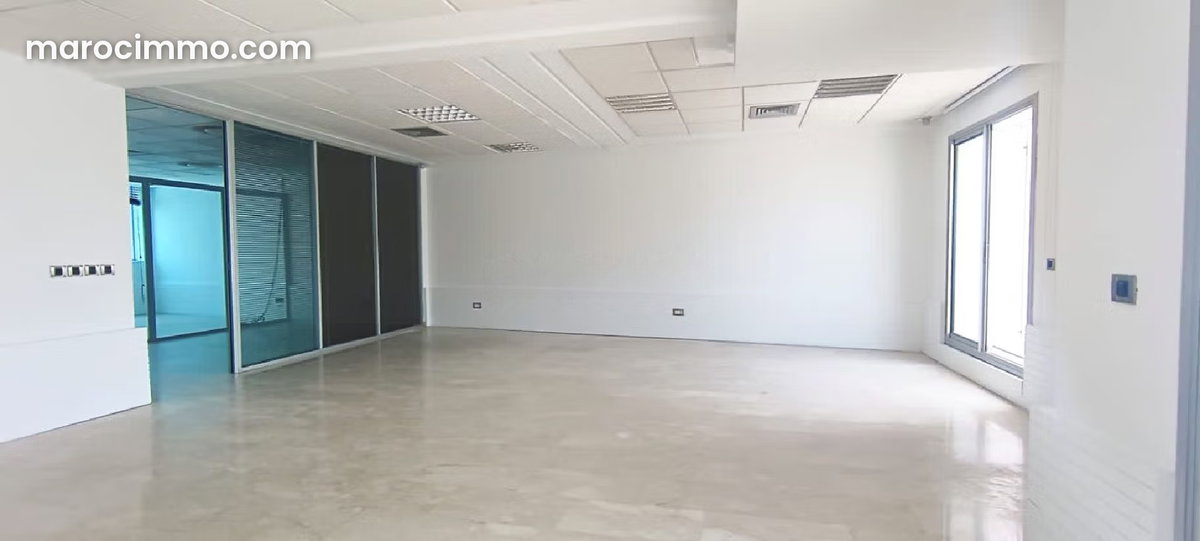 Offices for Rent in Maârif. 120 m² Surface. Elevator and Garage