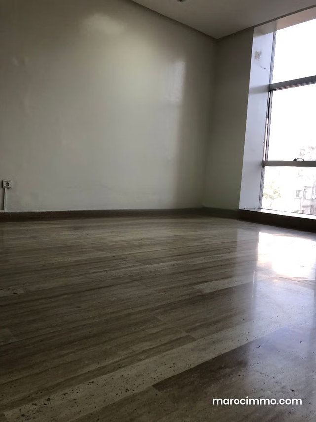 Bureaux en location à Maârif. Surface totale 87 m². Double vitrage et porte blindée — 4