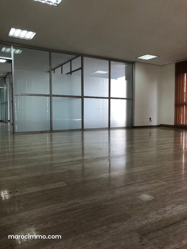 Bureaux en location à Maârif. Surface totale 87 m². Double vitrage et porte blindée — 2