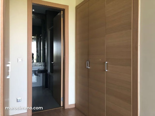 Trés jolie villa à louer vide à bouskoura — 4
