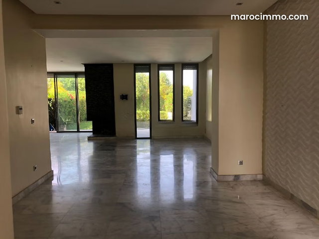Trés jolie villa à louer vide à bouskoura — 5