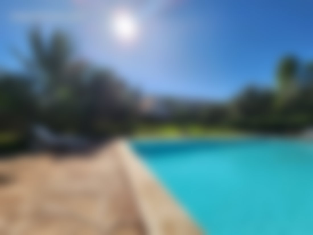فيلا فاخرة وحديقة 8000 م² في قلب بالميراي مراكش