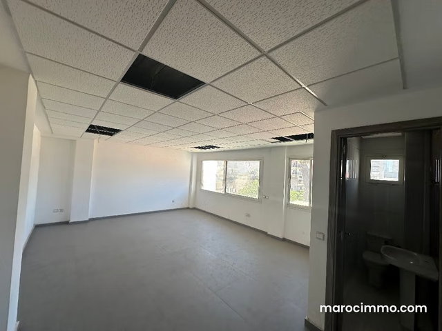 Beaux bureaux en open space. Surface a partir de 37 m². Immeuble professionnel — 3