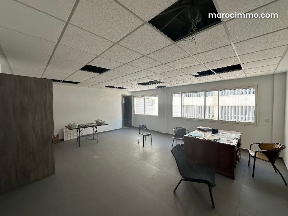 Beaux bureaux en open space. Surface a partir de 37 m². Immeuble professionnel