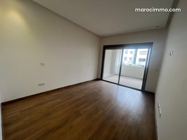 Appartement vide moderne à la location au triangle d’or — 3