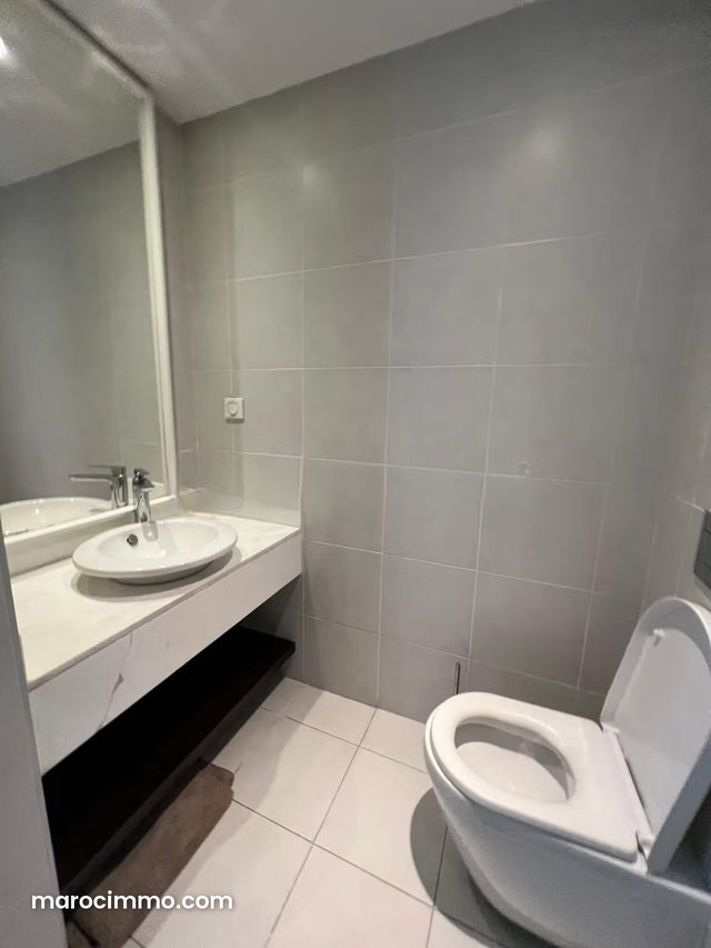 Appartement vide moderne à la location au triangle d’or — 5