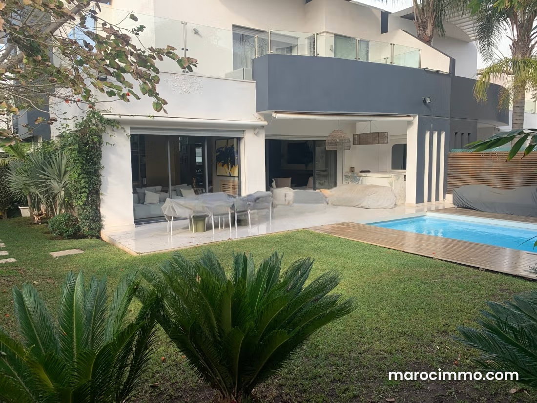 High-end villa for rent, Bouskoura town centre, pool and garden — Bouskoura