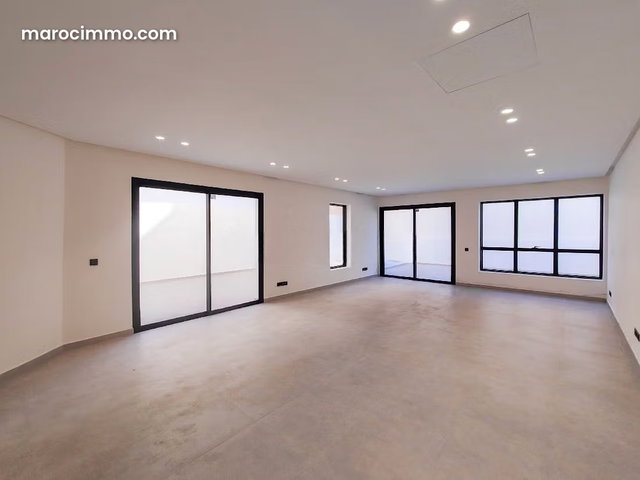Bureau à Vendre à Oasis 1er Étage, 74 m² — 2